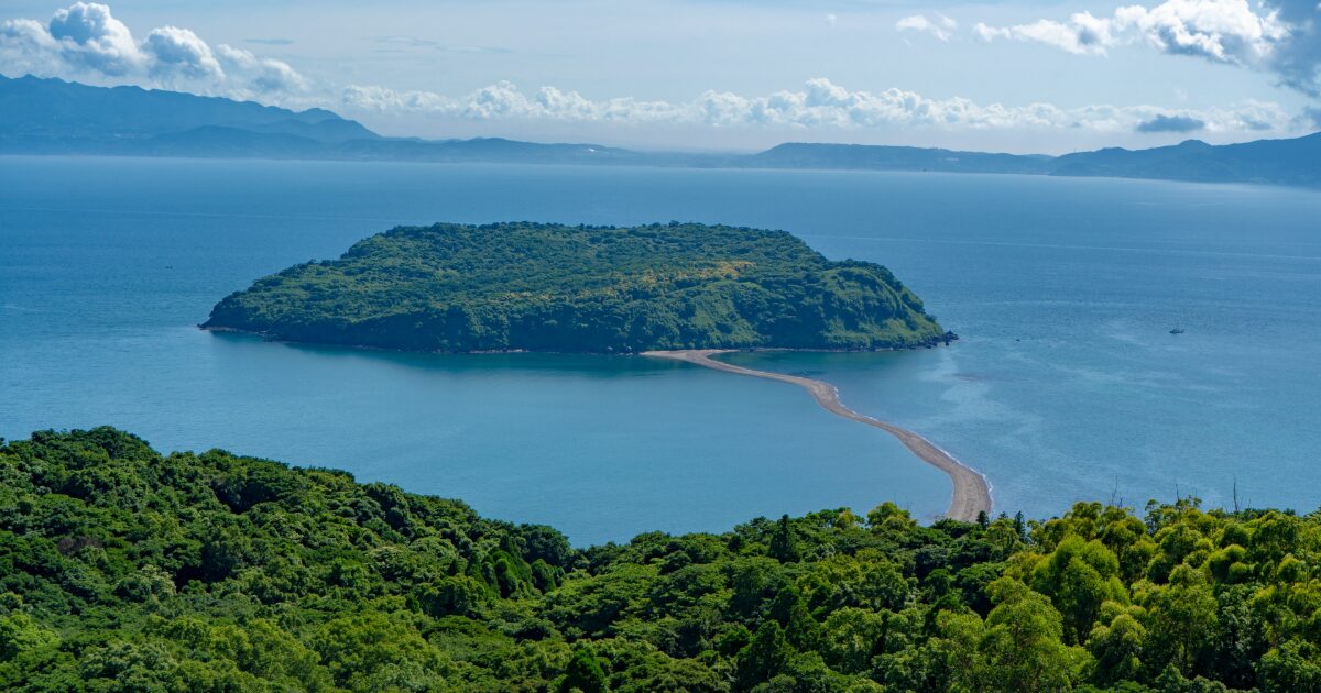 砂州でつながる青い海に浮かぶ緑豊かな無人島の絶景