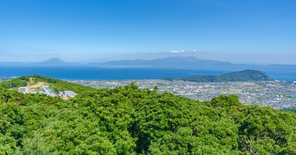 高台から市街地と海を一望する絶景パノラマ