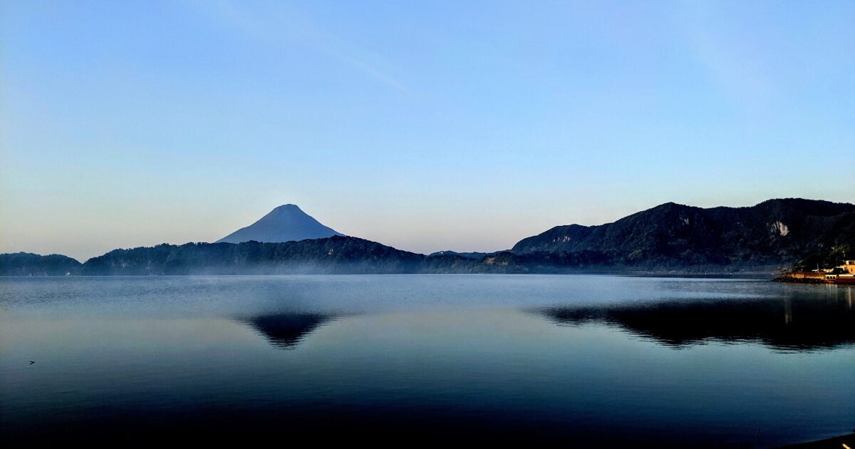湖面に映る山のシルエットが美しい静かな風景