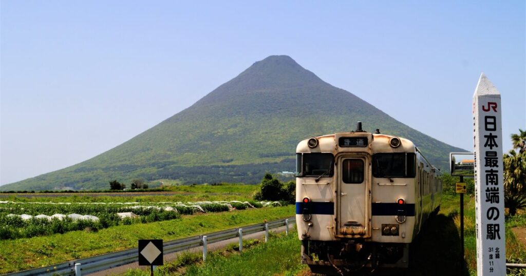 開聞岳とローカル線の列車が走る日本最南端の駅風景