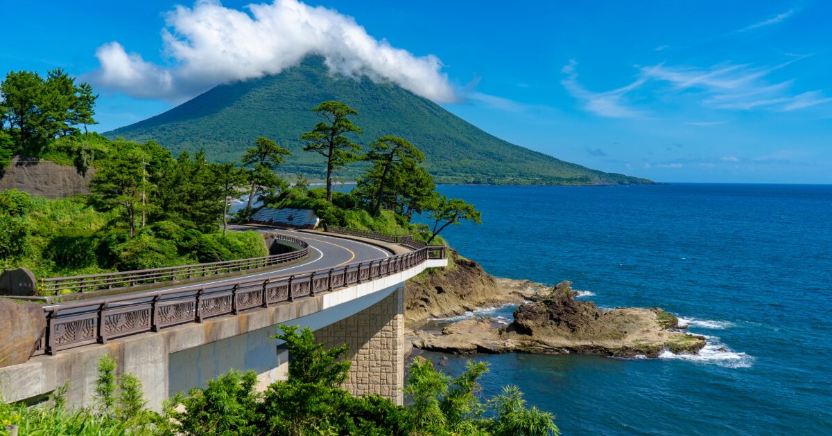 海岸沿いのカーブ道路と開聞岳を望む絶景ドライブコース