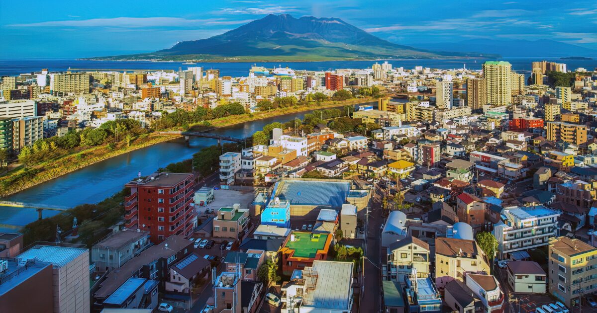 桜島を望む鹿児島市街と川沿いのパノラマ風景