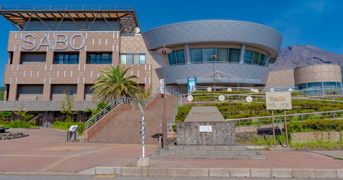 桜島を望む防災施設と近代建築の景観