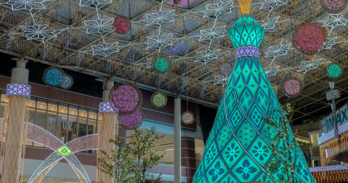 天文館のイルミネーションと装飾が輝くアーケード街