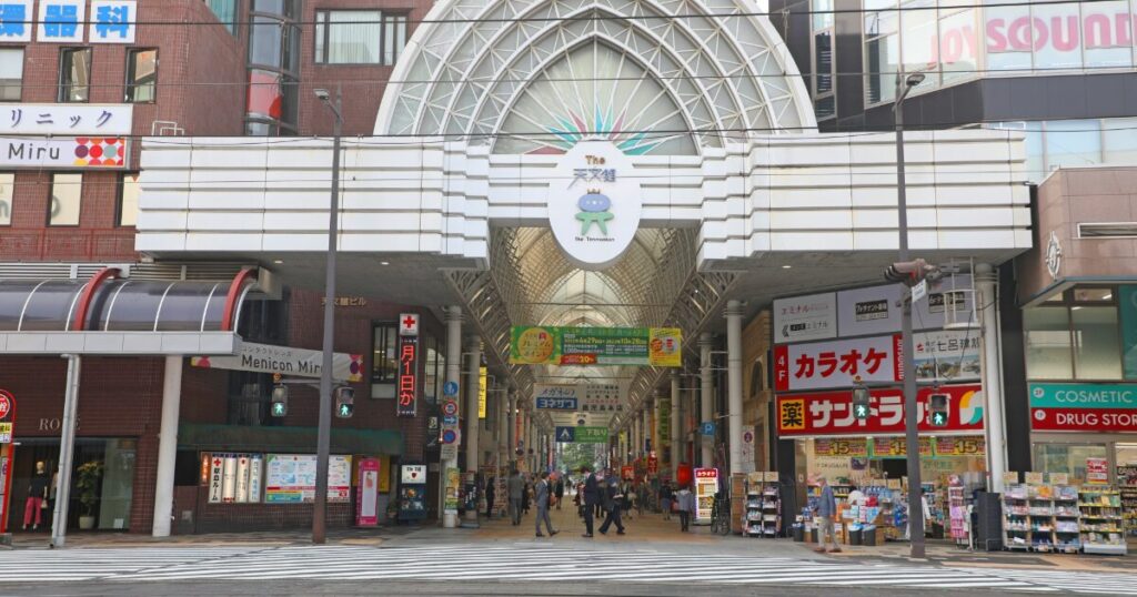 天文館本通りアーケード入口と商業施設の街並み