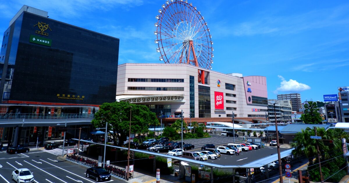 鹿児島中央駅前の観覧車と商業施設の都市景観
