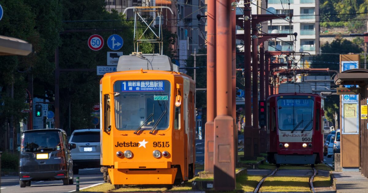 鹿児島市内を走る路面電車と都市風景