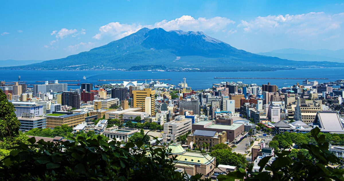 鹿児島市街と桜島を一望する高台からの景観