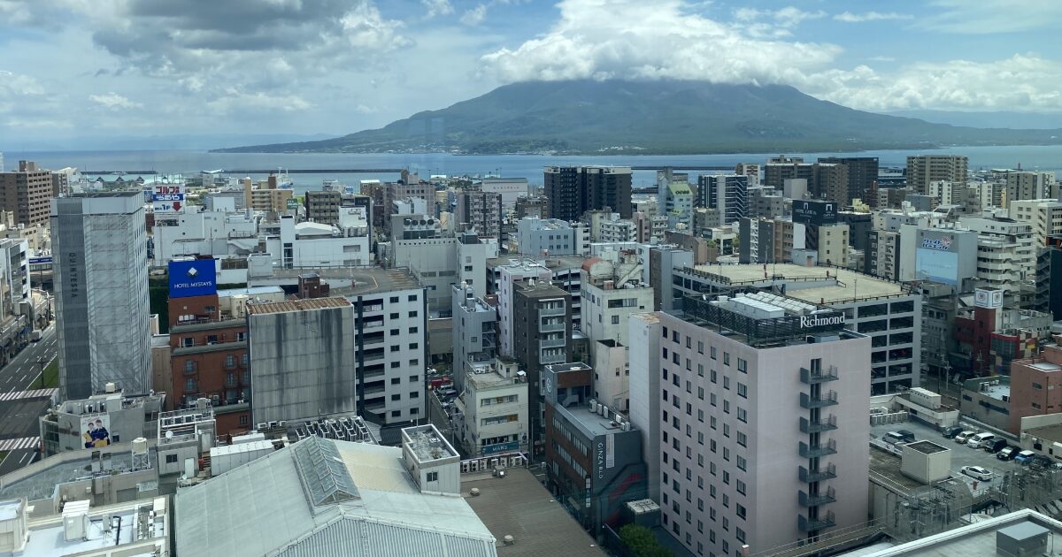 桜島を望む鹿児島市街地のパノラマ風景