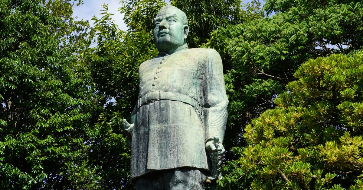 西郷隆盛像と緑に囲まれた公園の風景