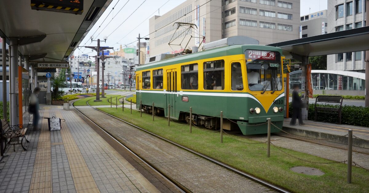 鹿児島市内を走る路面電車と停留所の風景