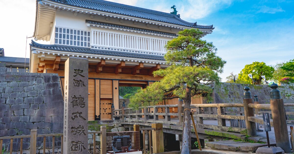 鶴丸城跡の城門と石垣が残る歴史的建造物