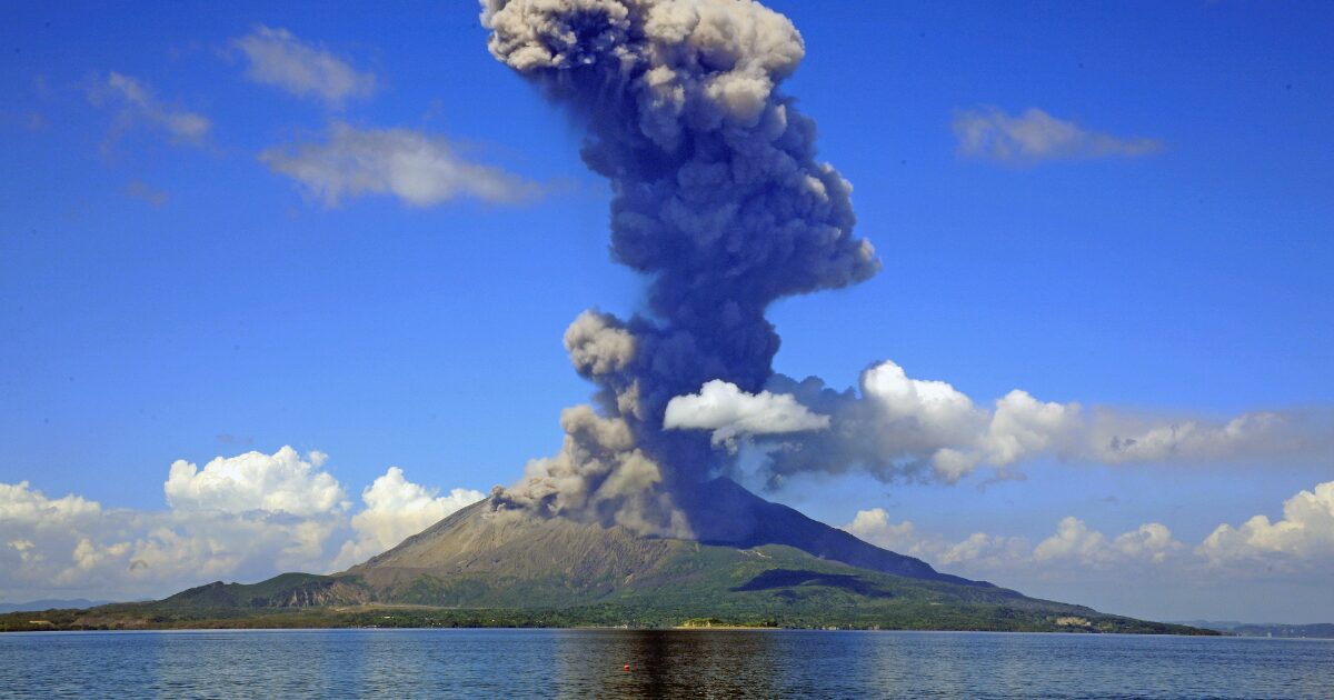 桜島の噴火と噴煙が立ち上る迫力ある景観