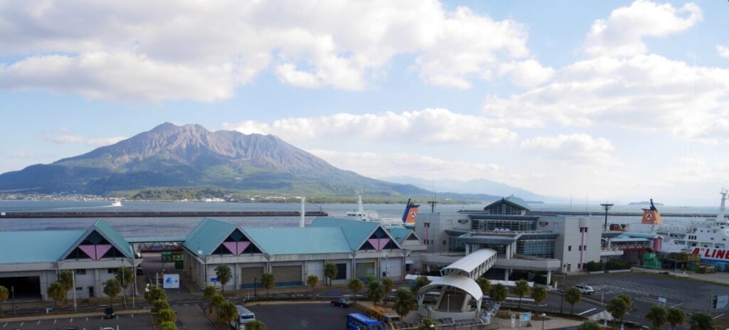 鹿児島港と桜島の景観とフェリーターミナル