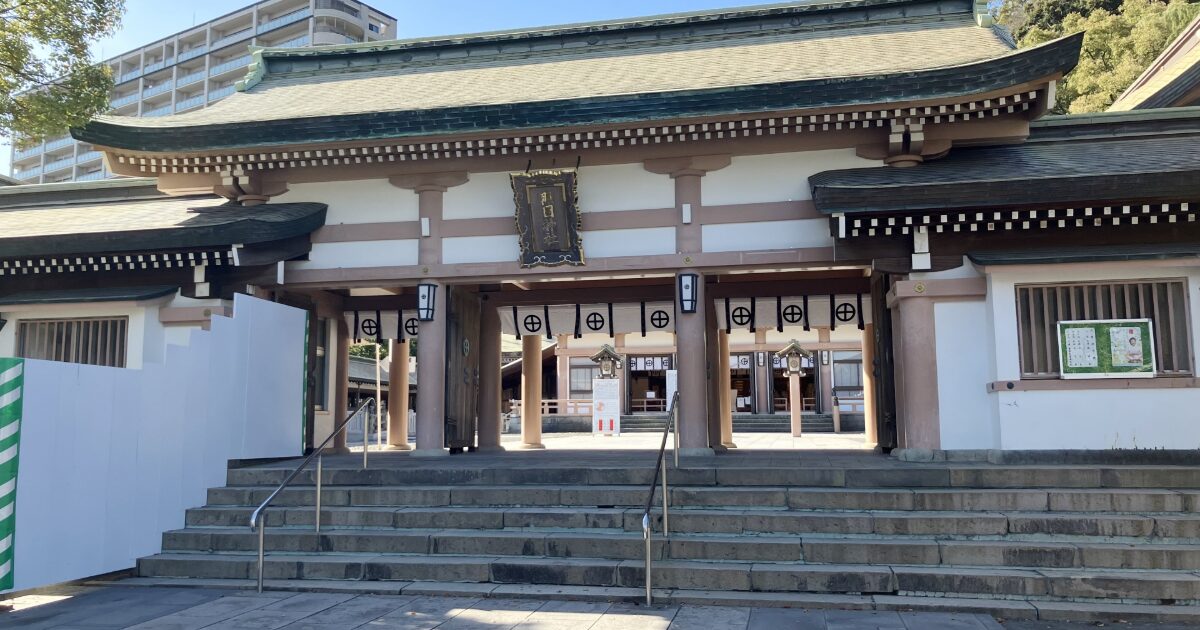 神社の入口と伝統的な建築が広がる境内風景