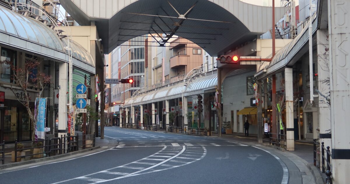 鹿児島市中心部のアーケード街と静かな道路風景