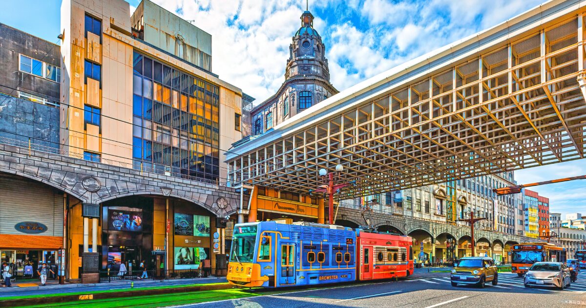 鹿児島市の路面電車と商業施設が並ぶ都市風景