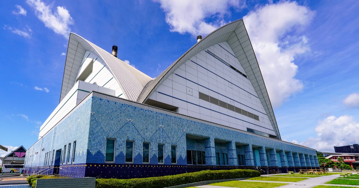 波型屋根が特徴的な近代建築と青空の景観