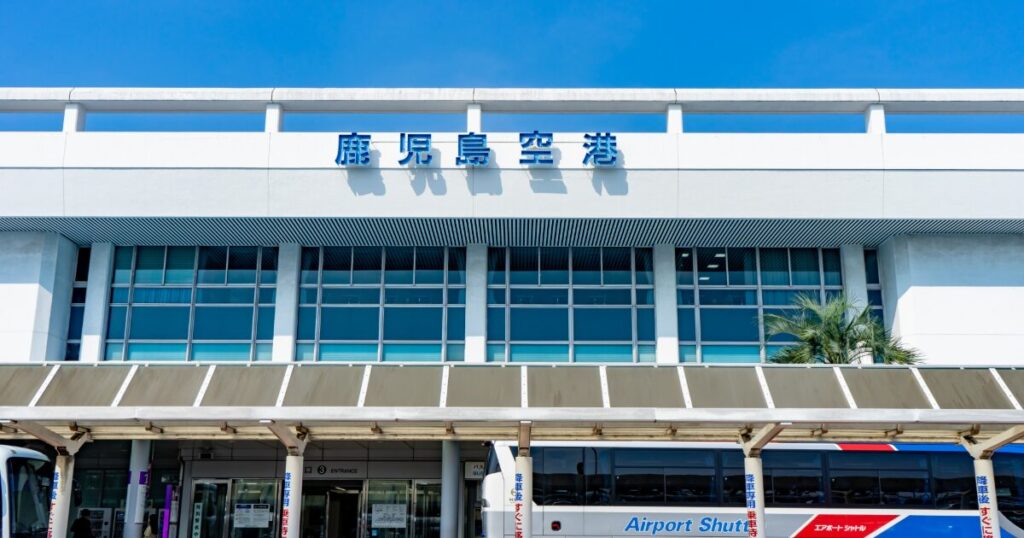 鹿児島空港の外観と青空の景色