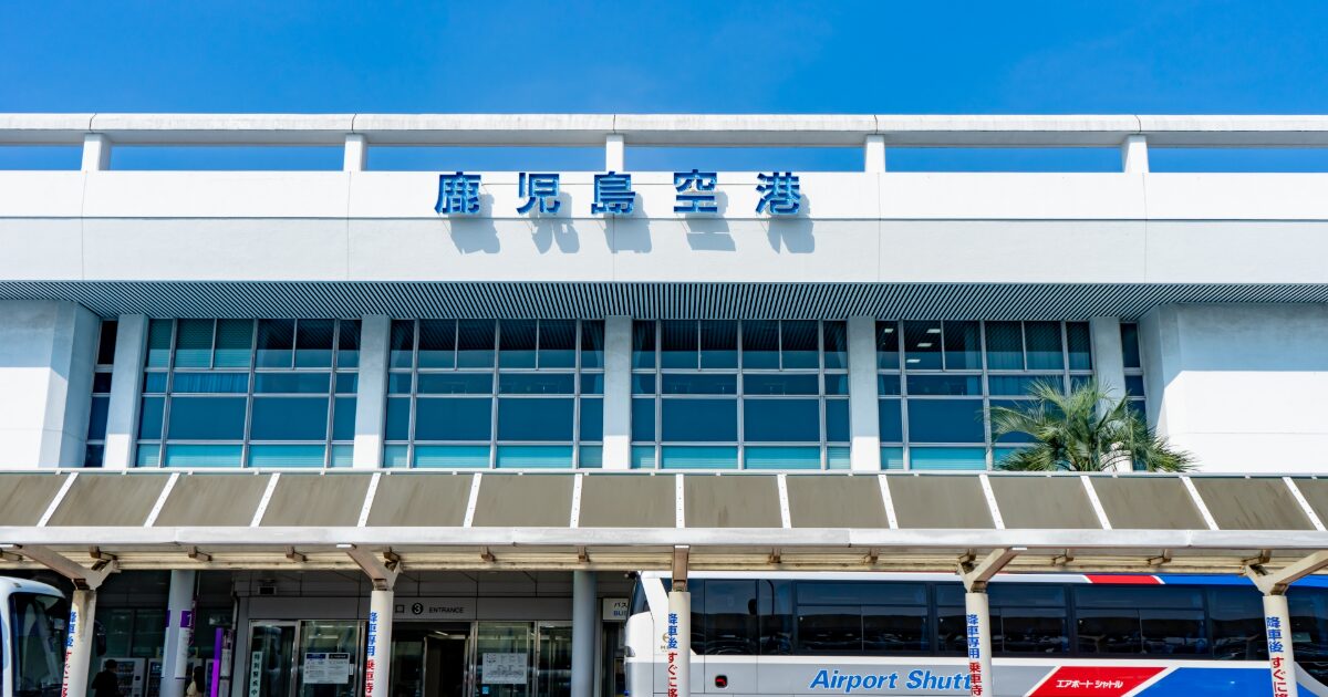 鹿児島空港の外観と青空の景色
