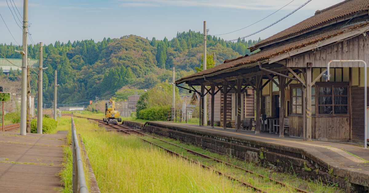 ローカル線の木造駅舎と田舎の無人駅ホーム風景