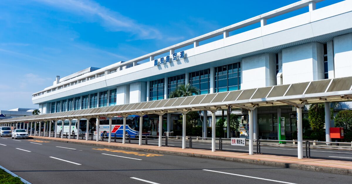 鹿児島空港の外観とバス乗り場