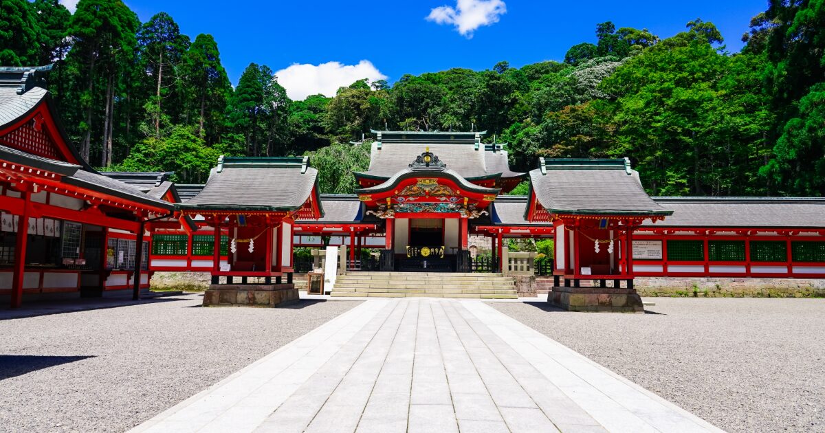 霧島神宮の鮮やかな朱塗りの社殿と境内
