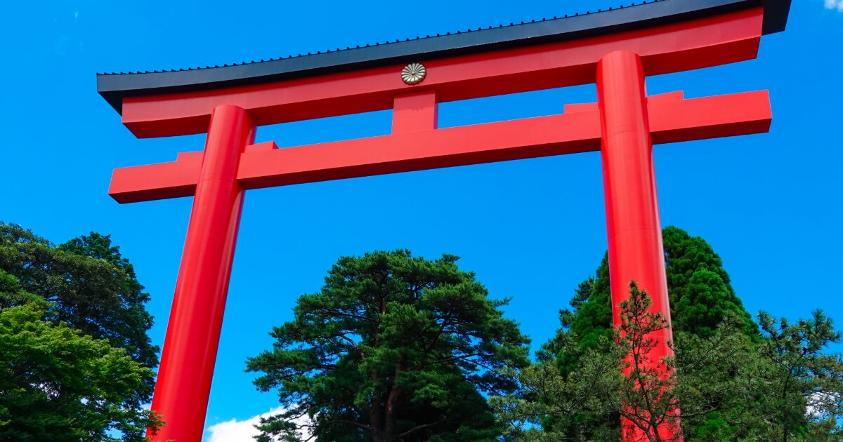 青空に映える霧島神宮の大きな朱塗りの大鳥居