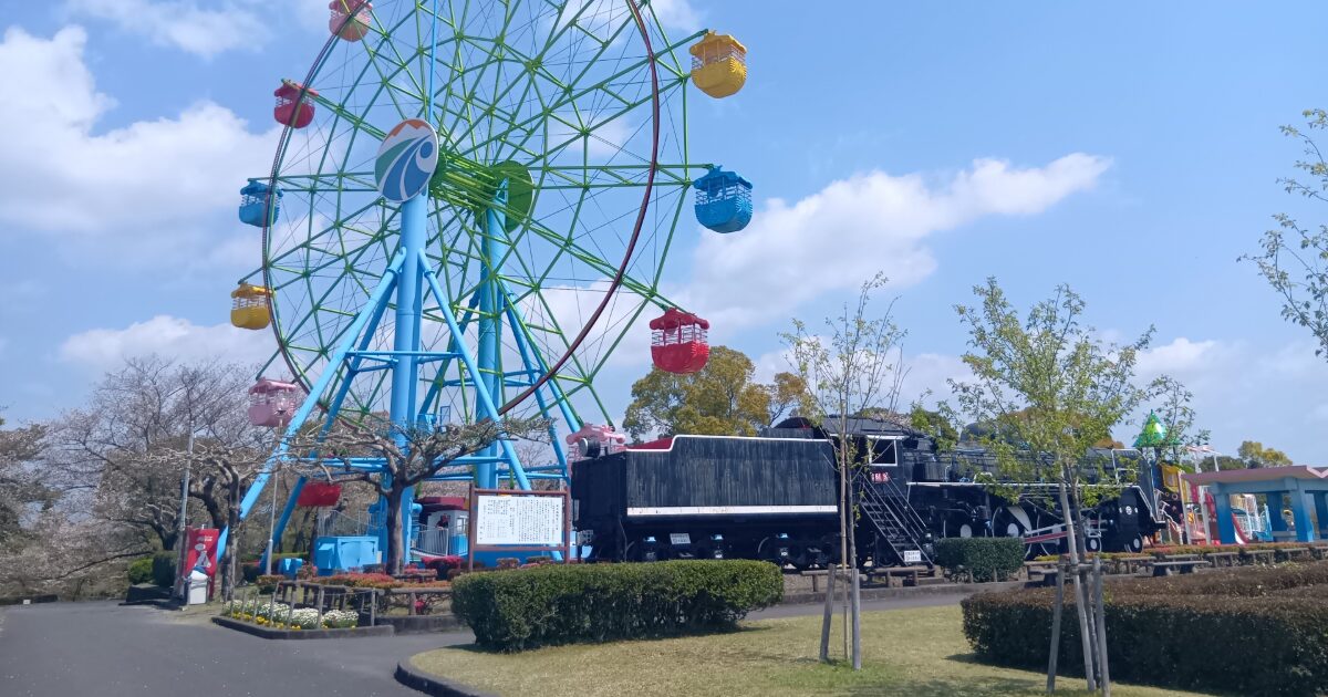 城山公園の観覧車と展示されている蒸気機関車
