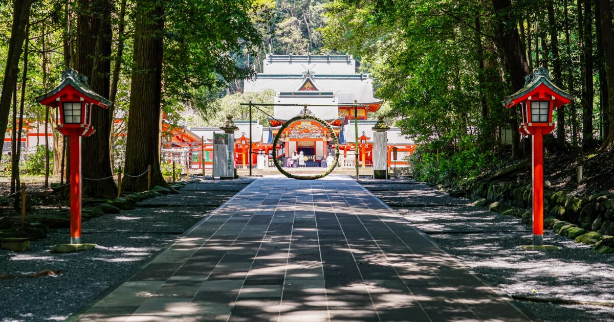 霧島神宮の参道に設置された夏越の祓の茅の輪