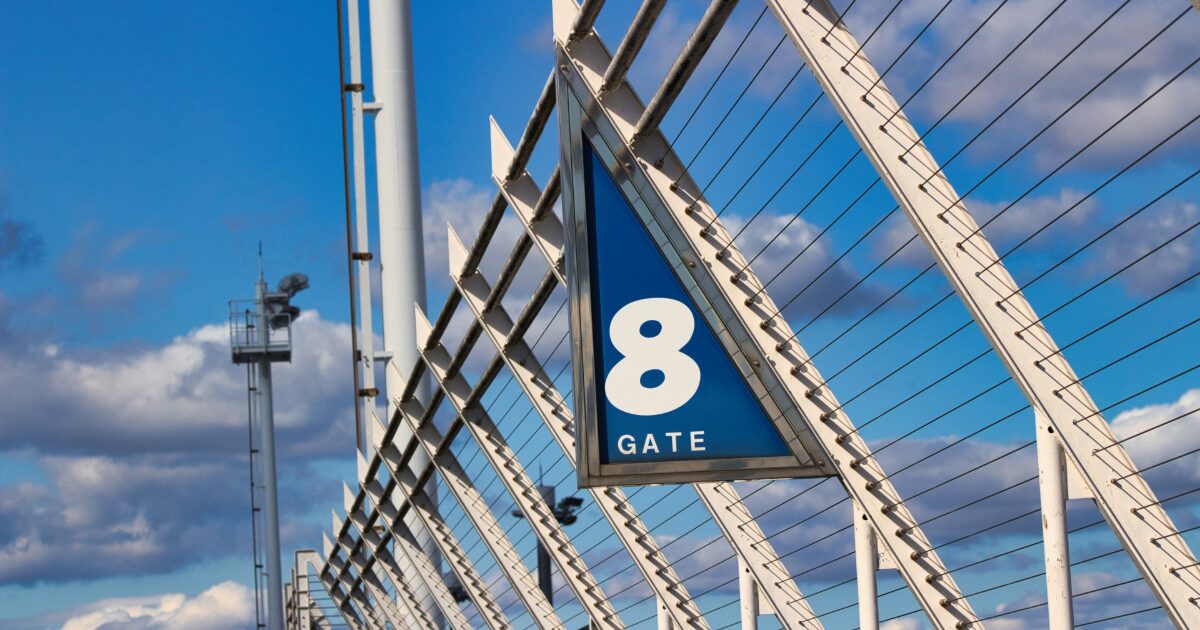 空港の搭乗ゲート8番サインと近代的な通路