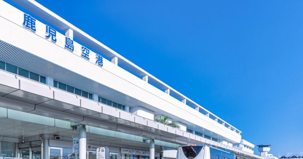 鹿児島空港の外観と青空の近代的ターミナル