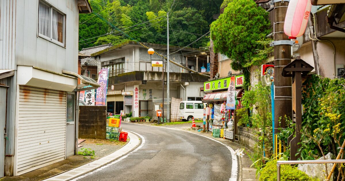 提灯やのぼりが並ぶ川内高城温泉のレトロな街並み