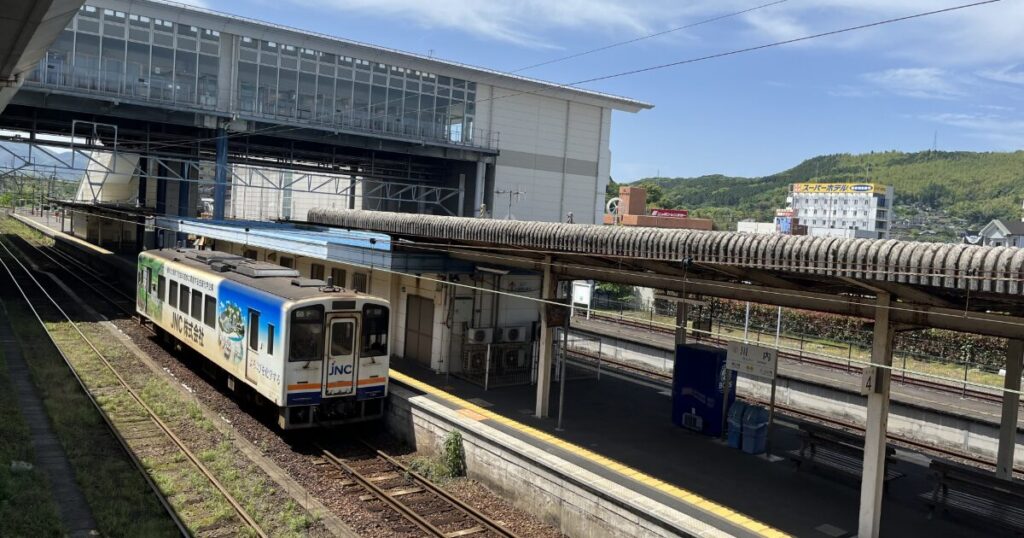 川内駅のホームに停車するラッピング車両の肥薩おれんじ鉄道
