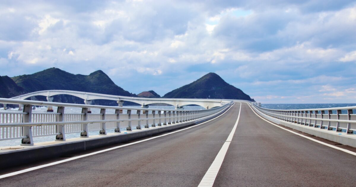 海の上をどこまでも真っ直ぐに伸びる甑大橋の絶景道路