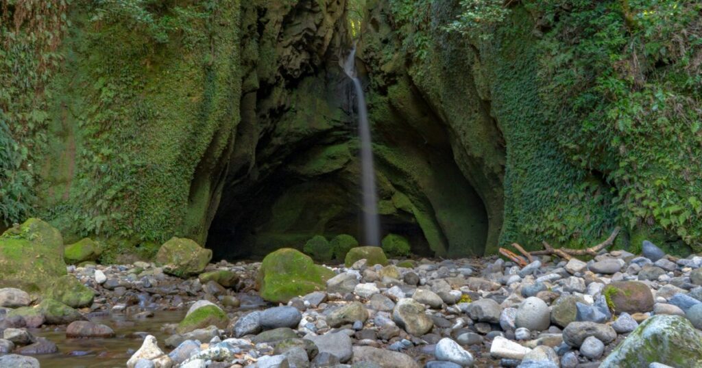 苔むした岩壁の間を静かに流れ落ちる神秘的な瀬尾の観音三滝