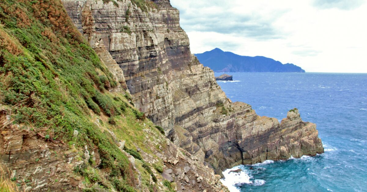 断崖絶壁が続く下甑島の瀬尾観音三滝近くの迫力ある海岸線