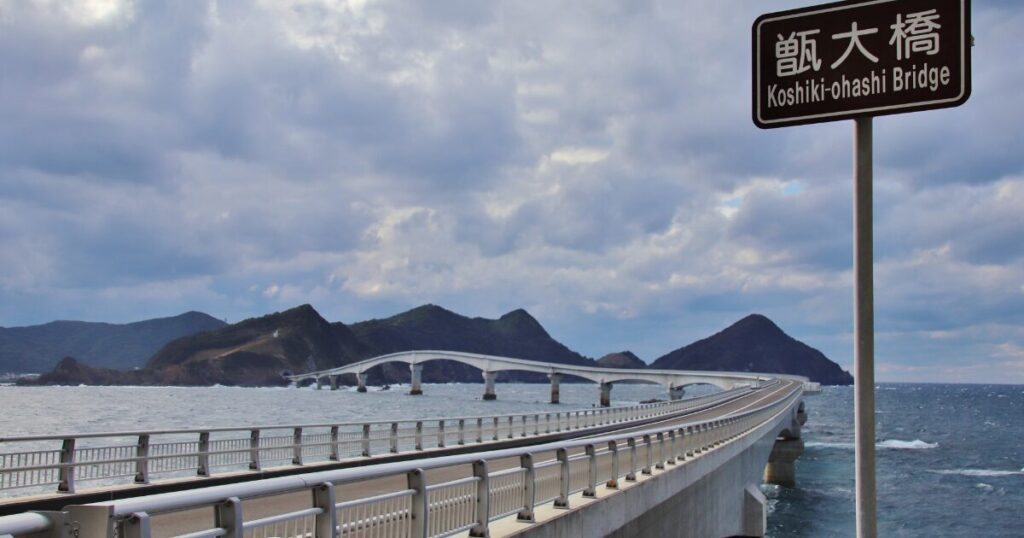 甑島列島の中甑島と下甑島を繋ぐ全長3851メートルの甑大橋