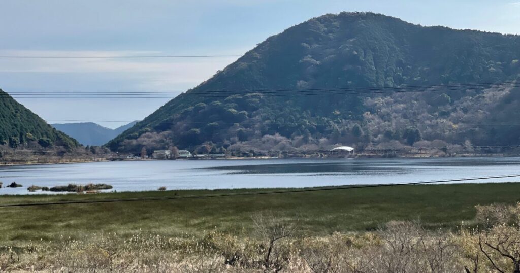 穏やかな水面が広がる藺牟田池の外輪山と湿原