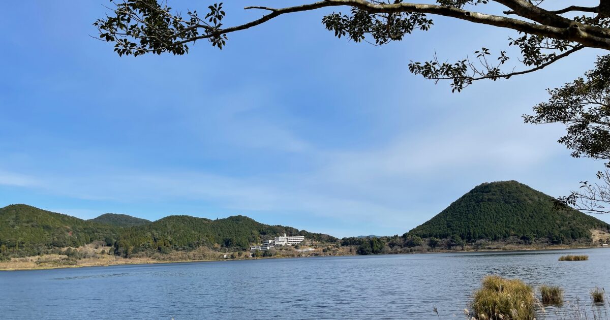 青空の下に広がる薩摩川内市の藺牟田池と周囲の外輪山