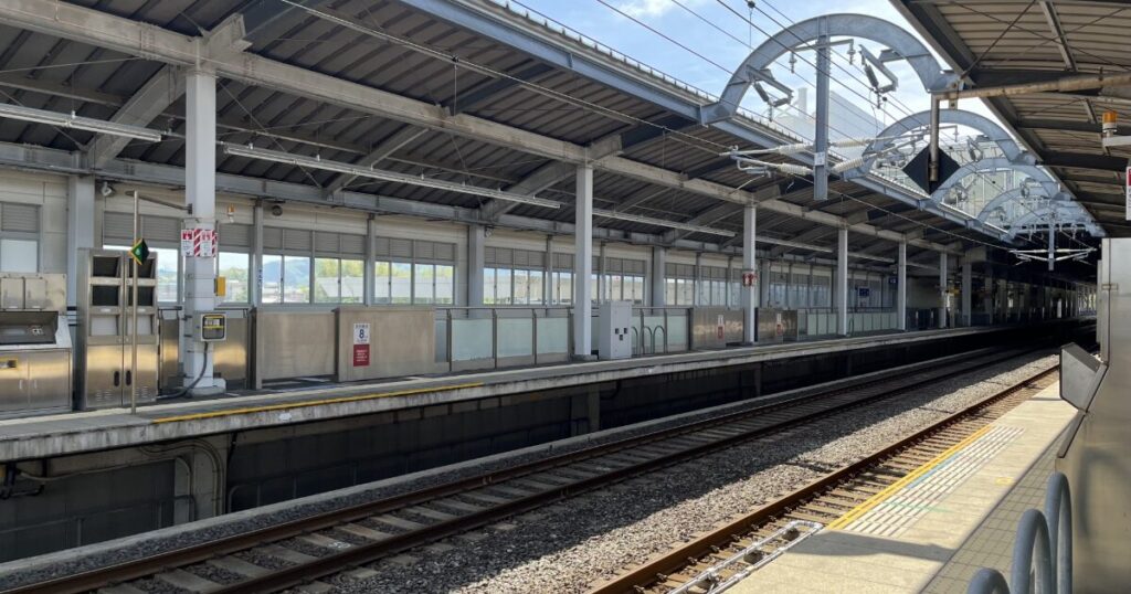 近代的な屋根構造を持つ九州新幹線川内駅のホーム