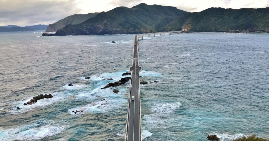甑島列島の荒波の上を真っ直ぐに伸びる甑大橋の絶景