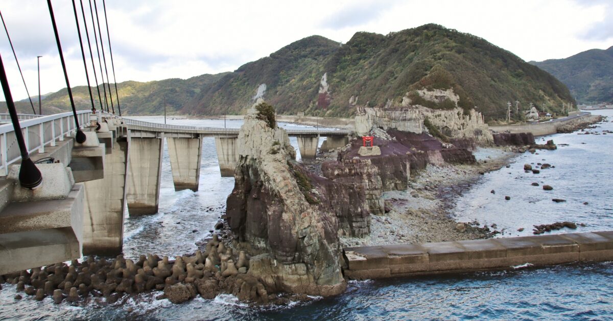 甑大橋から見下ろす険しい断崖絶壁と海に佇む赤い鳥居