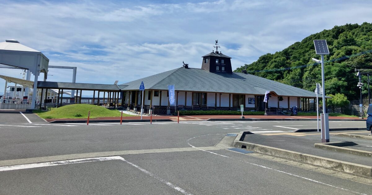 青空の下に佇む甑島平良港ターミナル付近の風景